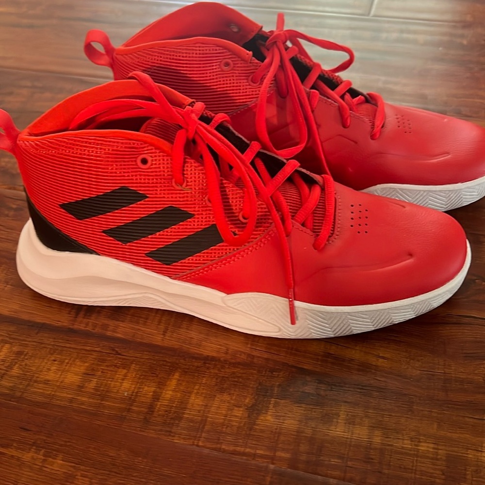 Men’s Adidas tennis shoe